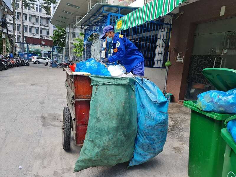 Nhân viên của dịch vụ thu gom rác tận nơi